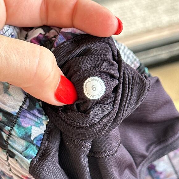 Lululemon Hotty Hot II *2.5" Shorts Utopia Multi / Deep Phantom 6 - Picture 6 of 6